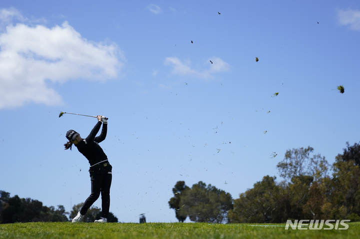 [팔로스 버디스=AP/뉴시스] 이미향이 30일(현지시간) 미 캘리포니아주 팔로스 버디스 골프클럽에서 열린 미국여자프로골프(LPGA)투어 디오임플란트 LA오픈 첫날 16번 페어웨이에서 샷하고 있다. 이미향은 6언더파 단독 선두로 첫날을 마쳤다. 2023.03.31.