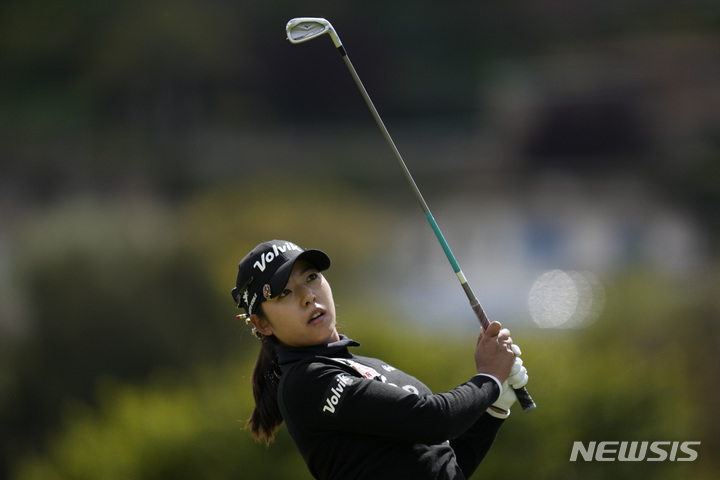[팔로스 버디스=AP/뉴시스] 이미향이 30일(현지시간) 미 캘리포니아주 팔로스 버디스 골프클럽에서 열린 미국여자프로골프(LPGA)투어 디오임플란트 LA오픈 첫날 17번 홀에서 티샷하고 있다. 이미향은 6언더파 단독 선두로 첫날을 마쳤다. 2023.03.31. 