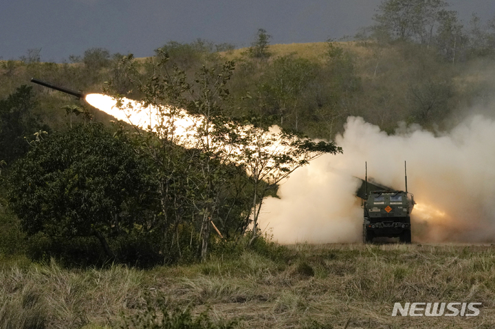 [AP/뉴시스] 자료 사진에서 미군의 고속기동포병로켓시스템(HIMARS·하이마스) 로켓포가 발사되고 있다. (사진=뉴시스DB)