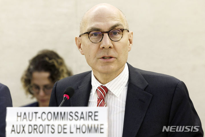 [제네바(스위스)=AP/뉴시스]폴커 튀르크 유엔 인권최고대표는 9일(현지시각) 시리아의 바샤르 알아사드 정권 붕괴로 망명한 바샤르 알아사드 시리아 대통령에게 책임을 물어야 한다고 밝혔다. 사진은 튀르크 유엔 대표가 지난해 3월31일 스위스 제네바에서 열린 제52차 인권이사회에서 발언하고 있는 모습. 2024.12.10.