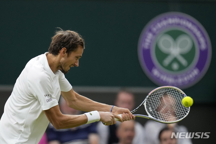 [런던=AP/뉴시스]31일(현지시간) 윔블던 테니스 대회 주최 측인 올 잉글랜드 클럽과 챔피언십 관리 위원회는 성명을 통해 "적절한 조건을 준수하는 러시아, 벨라루스 선수의 출전을 수락한다"고 밝혔다. 사진은 2021년 7월6일 런던에서 열린 윔블던 테니스 챔피언십 8일차 남자 단식 4라운드 경기에서 러시아의 다닐 메드베데프 선수가 경기를 하는 모습. 2021.07.06