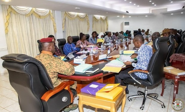 [서울=뉴시스]부르키나파소 정부 각료회의 장면.(출처=부르키나파소 대통령실 홈페이지) 2023.3.31. *재판매 및 DB 금지