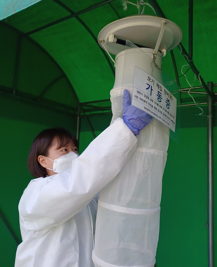 [대전=뉴시스] 조명휘 기자 = 대전보건환경연구원 직원이 도심형 감염병 매개모기 감시를 위한 장비를 설치하고 있다. (사진= 대전시 제공) 2023.03.31. photo@newsis.com *재판매 및 DB 금지