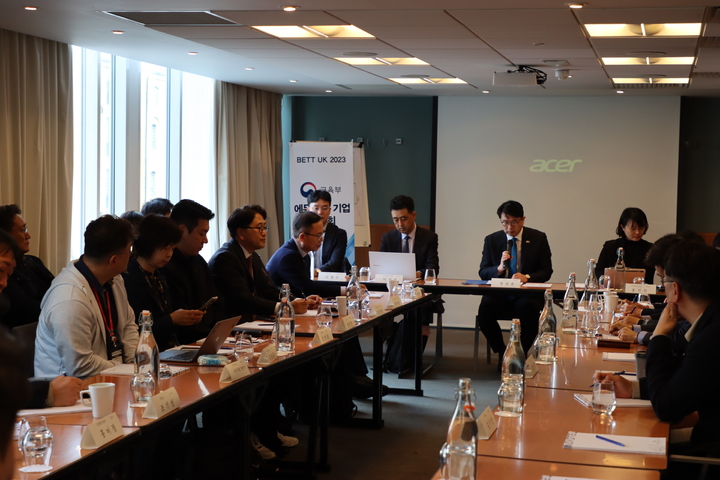 [런던=뉴시스] 장상윤 교육부 차관이 30일 오후(현지시간) 영국 런던에서 에듀테크 기업들과 간담회를 열고 있다. 장 차관은 런던에서 열린 세계 최대 에듀테크 전시회 '벳쇼'(Bett UK 2023)에 참석한 국내 기업들을 격려하기 위해 이번 간담회를 열었다. (사진=교육부 제공). 2023.03.31. photo@newsis.com *재판매 및 DB 금지