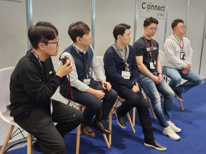 [런던=뉴시스] 29일 오후(현지시간) 영국 런던 엑셀(ExCel) 전시장에서 열린 에듀테크 박람회 벳쇼(Bett UK 2023)에 참석한 국내 기업 관계자들이 기자 간담회에 참석하고 있다. (사진=교육부 출입기자단 공동취재단). 2023.03.31. photo@newsis.com *재판매 및 DB 금지