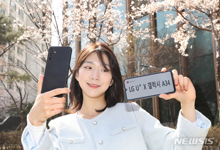 [서울=뉴시스]LG유플러스는 삼성전자 중저가 인기 모델인 갤럭시 A시리즈의 신제품 '갤럭시 A34 5G'를 31일 출시했다. 사진은 갤럭시 A34 5G 어썸 그라파이트 색상을 소개하는 LG유플러스 모델의 모습. (사진=LG유플러스 제공)