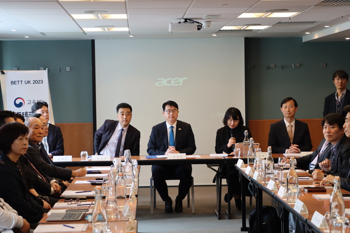 [런던=뉴시스] 장상윤 교육부 차관이 30일 오후(현지시간) 영국 런던에서 에듀테크 기업들과 간담회를 열고 있다. 장 차관은 런던에서 열린 세계 최대 에듀테크 전시회 '벳쇼'(Bett UK 2023)에 참석한 국내 기업들을 격려하기 위해 이번 간담회를 열었다. (사진=교육부 제공). 2023.03.31. photo@newsis.com *재판매 및 DB 금지