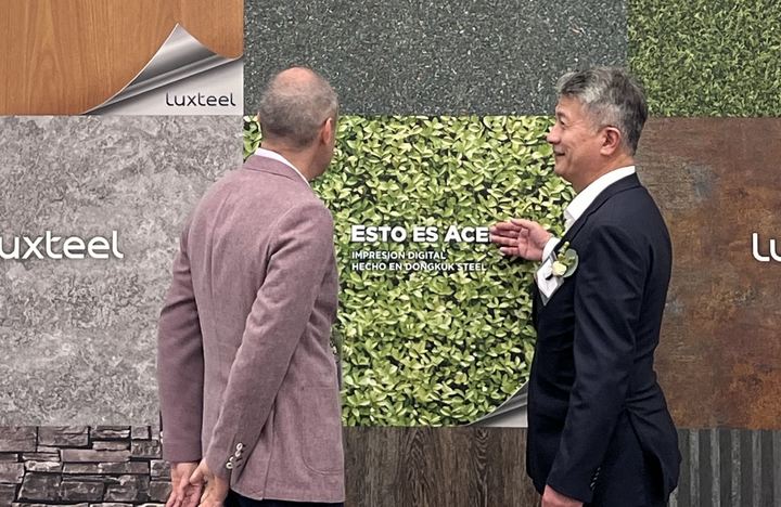 [사진=뉴시스] 동국제강 멕시코 께레따로 제2코일센터 준공식에서 장세욱 부회장이 현지 고객사 참석자에게 럭스틸 설명하고 있다. (사진=동국제강 제공) 2023.03.31. photo@newsis.com *재판매 및 DB 금지