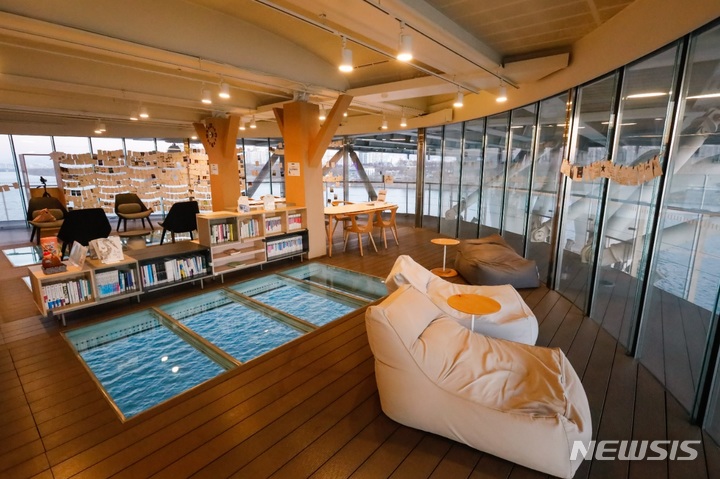 [서울=뉴시스]서울시 한강사업본부는 광진교 하부에 위치한 광진교 8번가에서 시민 누구나 즐길 수 있는 무료 문화 프로그램을 운영한다고 31일 밝혔다. (사진=서울시 제공). 2023.03.31. photo@newsis.com