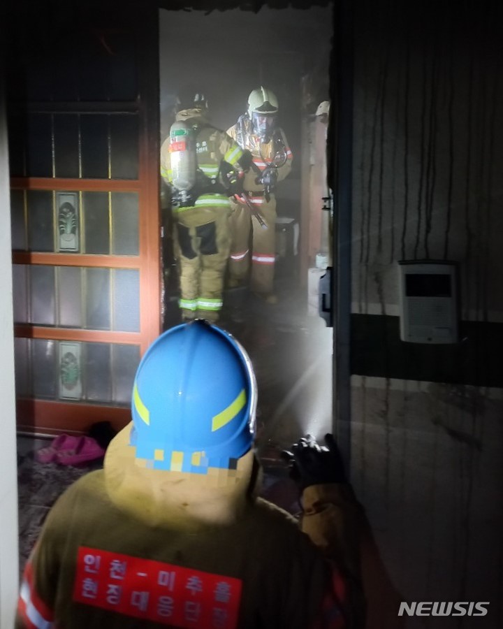 [인천=뉴시스] 이루비 기자 = 인천 미추홀구 한 아파트에서 불이나 주민 3명이 연기를 흡입하고 병원으로 옮겨졌다. (사진= 인천소방본부 제공)