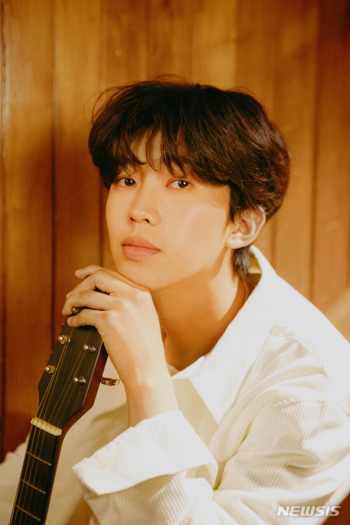 [서울=뉴시스]가수 임영웅, 프로축구 FC서울 4월8일 홈경기 시축 (사진 = FC서울 제공)