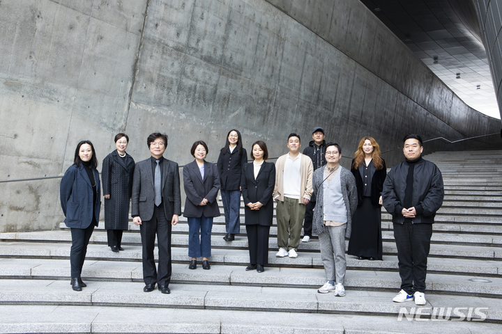 [서울=뉴시스]서울디자인재단이 올해 10월 열리는 '서울디자인 2023' 개최에 앞서 다양한 분야의 전문가 13명을 큐레이터로 위촉했다고 31일 밝혔다. (사진=서울시 제공). 2023.03.31. photo@newsis.com