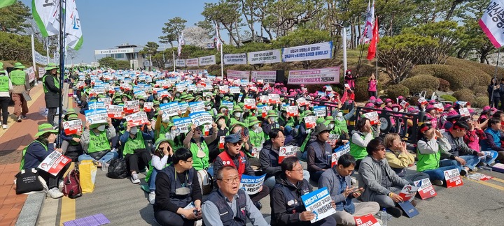 [청주=뉴시스] 김재광 기자 = 충북학교비정규직 노조원 500여명이 31일 오전 충북도교육청 정문에서 집회를 열고 있다.2023.03.31.kipoi@newsis.com