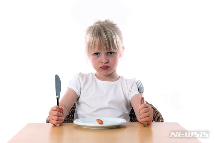 [서울=뉴시스] 부모의 키나 몸무게 등 외모에 대해 과도한 관심은 자녀의 자존감을 떨어뜨리고 거식증, 폭식증 등을 유발할 우려도 있어 각별히 유의해야 한다. (사진= 클립아트코리아 제공) 2023.03.31. photo@newsis.com.