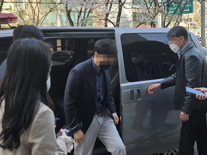 [서울=뉴시스] 정진형 기자 = 가상화폐 테라 코인을 간편결제서비스로 도입하는 과정에서 청탁을 받았다는 혐의로 구속영장이 재청구된 유모(38) 티몬 전 대표가 31일 오전 10시12분께 서울 양천구 신정동 서울남부지방법원(남부지법)에서 열리는 구속 전 피의자 심문(영장실질심사)에 출석하고 있다. 2023.03.31 *재판매 및 DB 금지