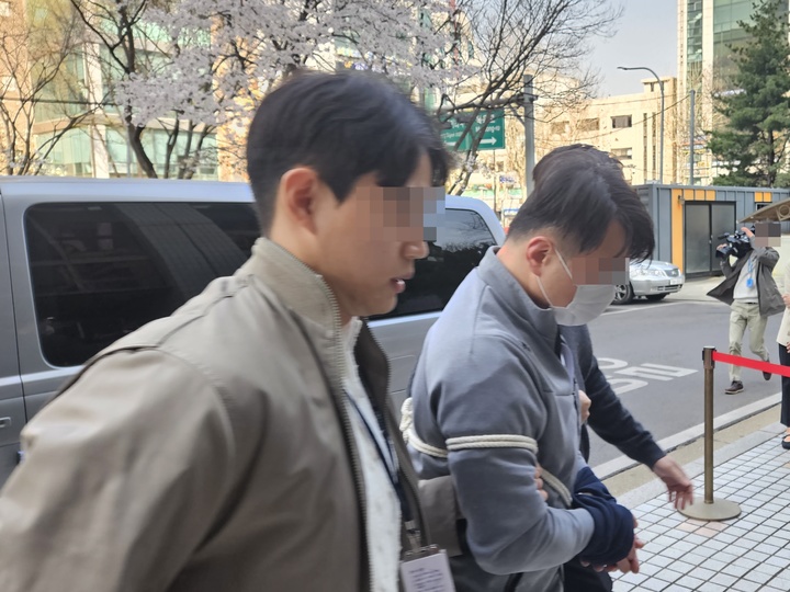 [서울=뉴시스] 정진형 기자 = 서울 영등포구 신길동의 금은방에 침입해 금 약 150돈을 훔쳐 달아났다가 경찰에 검거된 40대 남성 이모씨가 31일 오전 10시12분께 양천구 신정동 서울남부지방법원(남부지법)에서 열리는 구속 전 피의자 심문(영장실질심사)에 출석하고 있다. 2023.03.31 *재판매 및 DB 금지