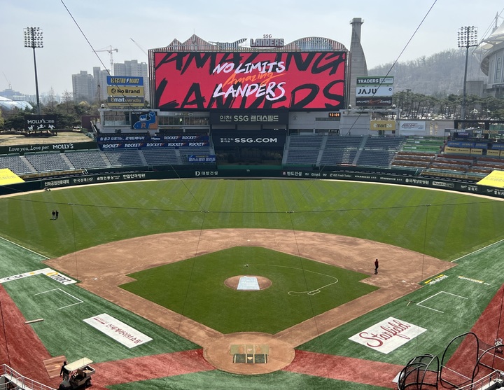 [서울=뉴시스] 그라운드 전면 교체 작업 마친 인천 SSG랜더스필드. (사진 = SSG 랜더스 제공) *재판매 및 DB 금지