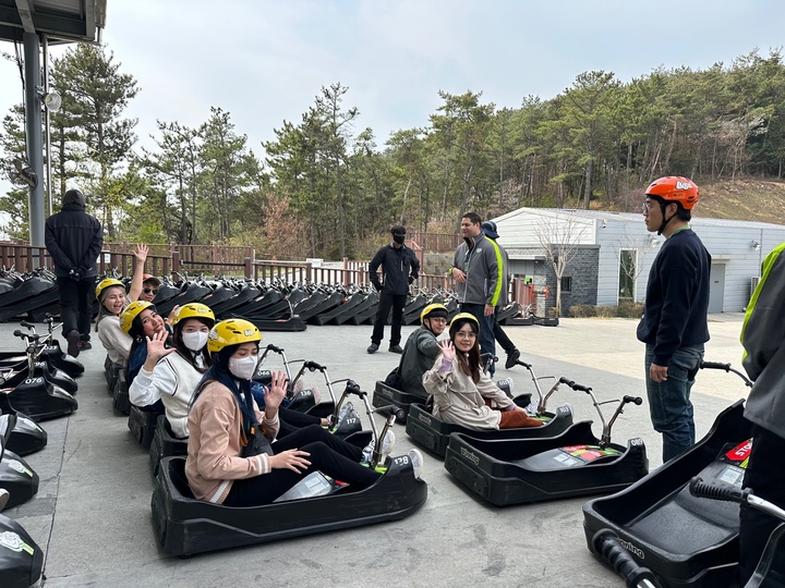 [통영=뉴시스] 신정철 기자= 경남관광재단과 부산관광공사, 에어아시아엑스가 개최한 동남권 말레이시아 현지 미디어 및 인플루언서 초청팸투어가 지난 29~30일 이틀간 '야간관광도시 통영'에서 진행됐다. 사진은 지난 30일 스릴 넘치는 스카이라인 루지 탑승 모습.(사진=통영시 제공).2023.03.31. photo@newsis.com *재판매 및 DB 금지