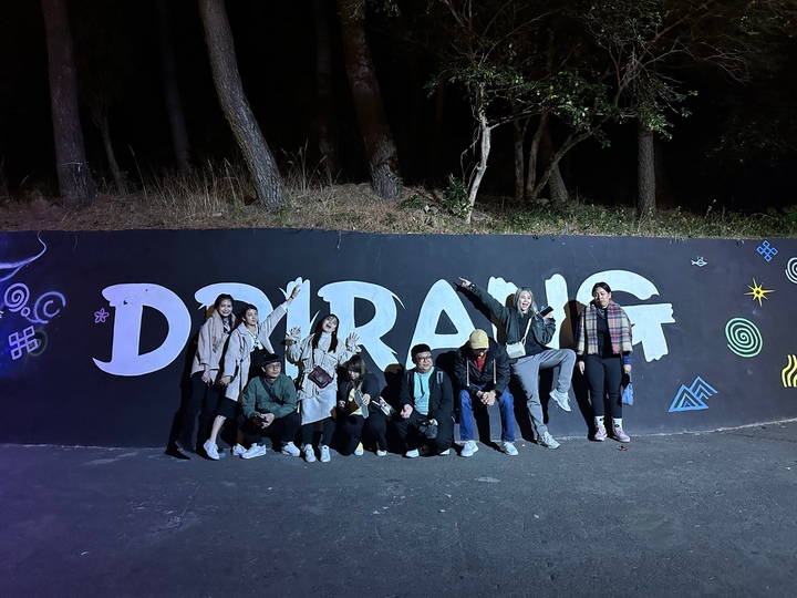 [통영=뉴시스] 신정철 기자= 경남관광재단과 부산관광공사, 에어아시아엑스가 개최한 동남권 말레이시아 현지 미디어 및 인플루언서 초청팸투어가 지난 29~30일 이틀간 '야간관광도시 통영'에서 진행됐다. 사진은 지난 29일 통영의 대표 야간 관광 명소 디피랑을 방문한 모습이다.(사진=통영시 제공).2023.03.31. photo@newsis.com *재판매 및 DB 금지