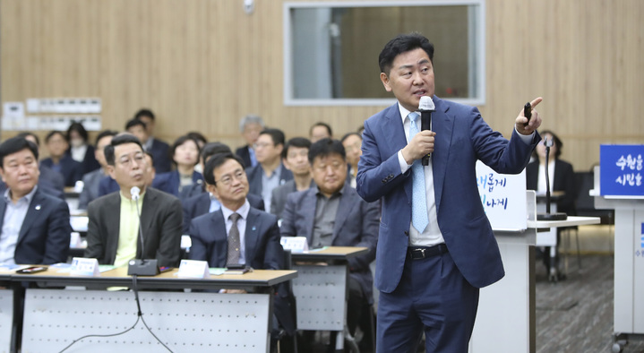 31일 경기도 수원시청에서 김관영 전북지사가 이재준 수원특례시장과 ‘전북-수원 관계인구 형성을 위한 상생발전 합의문’을 채택한 후 수원시청 전 공무원을 대상으로 ‘도전경성(도전하면 성공한다)’을 주제로 강연을 갖고 있다. 2023.03.31 (사진= 전라북도청 제공) *재판매 및 DB 금지