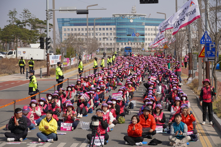 [천안=뉴시스] 박우경 기자=31일 충남학교비정규직연대회의는 오전 충남교육청 앞에서 결의대회를 열고 비정규직 차별 해소를 요구했다. 2023.03.31. spacedust1@newsis.com *재판매 및 DB 금지