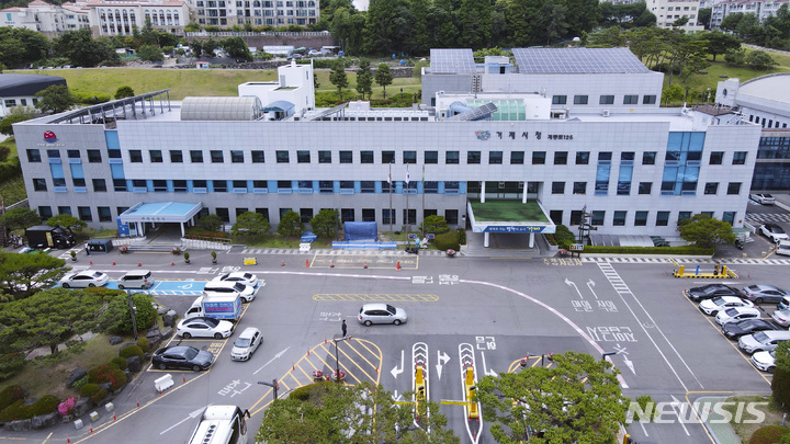 [거제=뉴시스] 신정철 기자= '조선도시' 거제시는 시민의 안전을 위해 지난 30일부터 산업재해 예방 및 노동안전보건 지원 조례를 시행하고 있다. 사진은 거제시청 전경.(사진=뉴시스DB).2023.03.31. sin@newsis.com