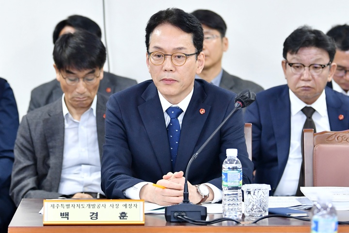 [제주=뉴시스] 백경훈 제주개발공사 사장 예정자가 31일 제주도의회 환경도시위원회 회의실에서 열린 인사청문회에서 발언하고 있다. (사진=제주도의회 제공) 2023.03.31. photo@newsis.com *재판매 및 DB 금지
