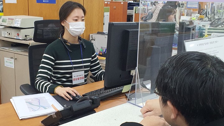 [울산=뉴시스]휴대용 영상기록장비인 '웨어러블 캠'을 착용하고 근무 중인 울산 북구청 소속 민원 담당 공무원. (사진=울산 북구 제공) photo@newsis.com *재판매 및 DB 금지