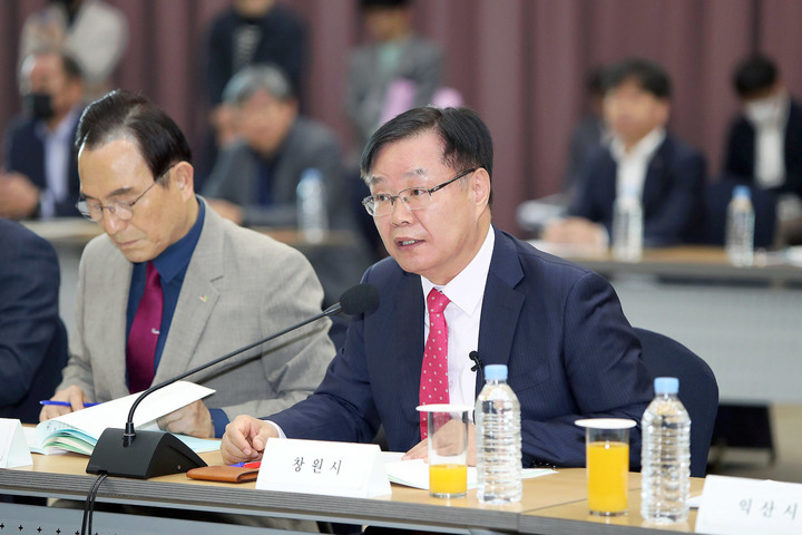 [창원=뉴시스] 강경국 기자 = 홍남표 경남 창원특례시장이 31일 세종컨벤션 대연회장에서 열린 신규 국가산단 범정부 추진지원단 킥 오프(Kick-Off) 회의에서 창원국가산단 2.0 조성 추진 의사를 밝히고 있다. (사진=창원시청 제공). 2023.03.31. photo@newsis.com *재판매 및 DB 금지