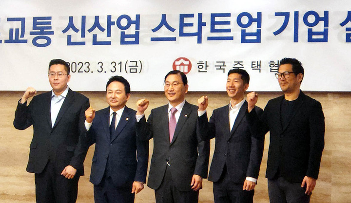 [서울=뉴시스] 고가혜 기자=원희룡 국토교통부 장관이 31일 서울 강남구 논현동 건설회관에서 열린 한국주택협회 제31회 정기총회에 강연자로 참석해 기념사진을 촬영하고 있다. *재판매 및 DB 금지