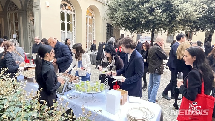 [전주=뉴시스]윤난슬 기자 = 전주시는 이탈리아 현지시간으로 전날 국제우호도시인 피렌체시의 초청으로 전주대학교 한식조리학과 교수 2인을 현지로 파견해 한식홍보행사를 진행했다고 31일 밝혔다.(사진=전주시 제공) 