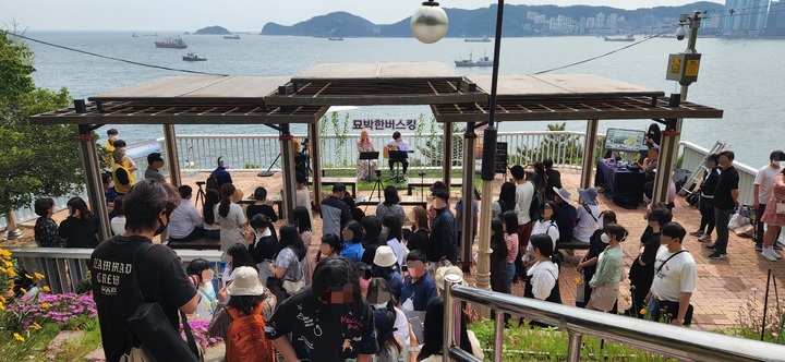 [부산=뉴시스] 부산 영도구 흰여울문화마을에서 '2022 묘박한 버스킹' 공연이 열리고 있다. (사진=부산 영도문화원 제공) *재판매 및 DB 금지