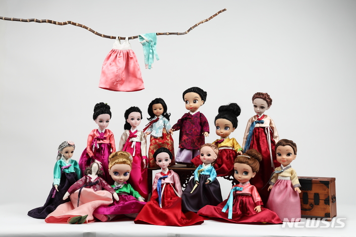 [진주=뉴시스] 경남도농업기술원 전통생활문화연구회 운영 '전통규방공예대학' 제2기 졸업생들 단체작품.(사진=경남농업기술원 제공) 2023.03.31. photo@newsis.com