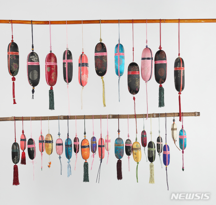 [진주=뉴시스] 경남도농업기술원 전통생활문화연구회 운영 '전통규방공예대학' 제3기 졸업생들 단체작품.(사진=경남농업기술원 제공) 2023.03.31. photo@newsis.com