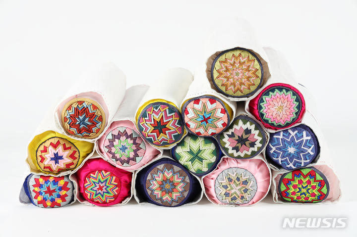 [진주=뉴시스] 경남도농업기술원 전통생활문화연구회 운영 '전통규방공예대학' 제5기 졸업생들 단체작품.(사진=경남농업기술원 제공) 2023.03.31. photo@newsis.com