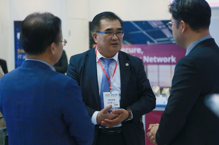 김기웅 서천군수가 30일 일산 킨덱스 세계보안엑스포를 방문해 보안업체 관계자들과 대화하고 있다. 2023. 03. 31 서천군 *재판매 및 DB 금지