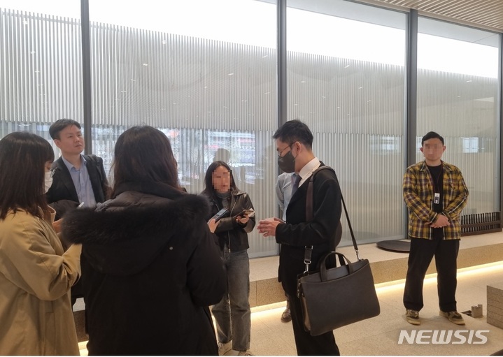 [서울=뉴시스] 김동현 기자 = 남양유업 정기 주주총회에서 새롭게 감사로 선임된 심혜섭 법률사무소 대표(오른쪽 두번째)가 주종이 끝난 이후 기자들과 만나 소감을 밝히고 있다. 2023. 3. 31.