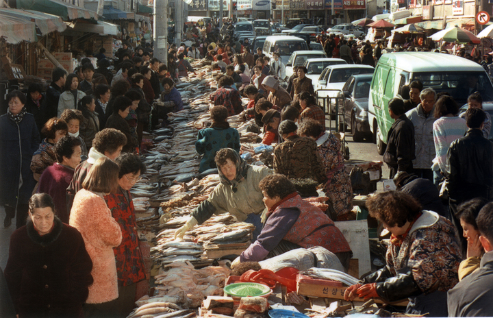 [대구=뉴시스] 1996년 2월11일 대구 중구 대신동 서문시장이 장을 보기위한 시민들로 가득하다. (사진 = 대구시 제공) 2023.03.31. photo@newsis.com *재판매 및 DB 금지