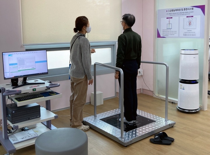 [광주=뉴시스] 송창헌 기자 = 31일 광주 빛고을노인건강타운 헬스케어실증센터에서 한 어르신이 균형능력을 측정하고 있다. (사진=인공지능산업융합사업단 제공) 2023.03.31 photo@newsis.com *재판매 및 DB 금지