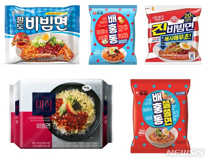 [서울=뉴시스]좌측 상단부터 팔도비빔면, 배홍동비빔면, 진비빔면, 배홍동쫄쫄면, 더미식비빔면의 모습.(사진=각사제공)