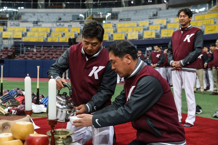 [서울=뉴시스] 키움 히어로즈의 필승 기원제(사진=키움 히어로즈 제공) *재판매 및 DB 금지