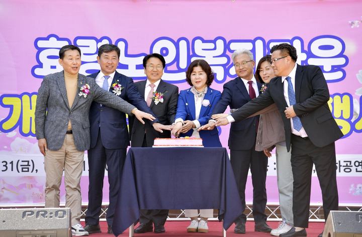 [광주=뉴시스] 강기정 광주시장이 31일 오전 북구 효령노인복지타운 개원 13주년 기념식에 참석해 내빈들과 떡케익을 자르고 있다. (사진 = 광주시 제공) *재판매 및 DB 금지