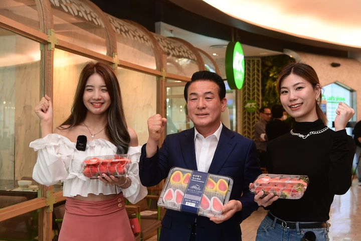 백성현 논산시장이 30일 태국 방콕의 한 백화점에서 논산딸기 판촉전을 펴고 있다. 2023. 03. 31 논산시&nbsp; *재판매 및 DB 금지