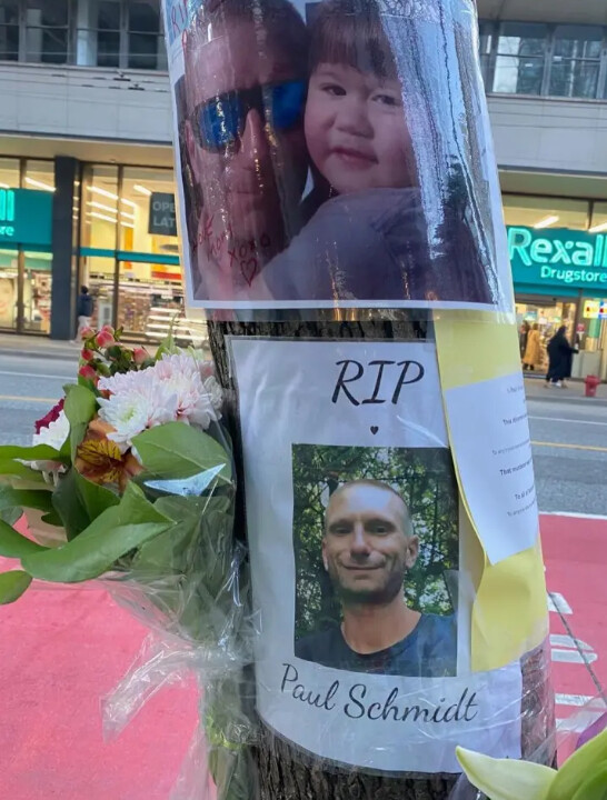 [서울=뉴시스] 아내, 딸과 함께 캐나다 밴쿠버 스타벅스 매장을 방문한 폴 슈미트(37)는 근처에서 전자담배를 피던 남성에게 담배를 꺼 줄 것을 요청한 이후 남성이 내지른 흉기에 찔려 사망했다. 사진은 현장 인근에 마련된 폴의 추모공간 (사진출처: 인스타그램 갈무리) 2023.03.31. *재판매 및 DB 금지
