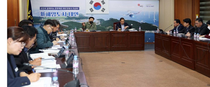 ‘2024년 지방소멸대응기금 투자사업 발굴 보고회’를 주재하는 가세로(왼쪽) 태안군수 *재판매 및 DB 금지