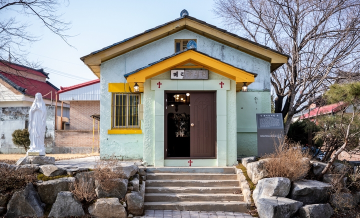 [증평=뉴시스] 강신욱 기자 = 충북 증평군 증평읍 장동리 증평 천주교 메리놀병원 시약소가 31일 충북도 등록문화재로 등록 예고됐다. 1957년 병원에 딸린 건물로 지어진 시약소는 치료 환자 대기와 약 제조·수납 장소로 원형이 잘 보존돼 있다. 충북 병원사 변천 과정을 파악할 수 있는 귀중한 문화유산이다. (사진=증평군 제공) 2023.03.31. photo@newsis.com *재판매 및 DB 금지