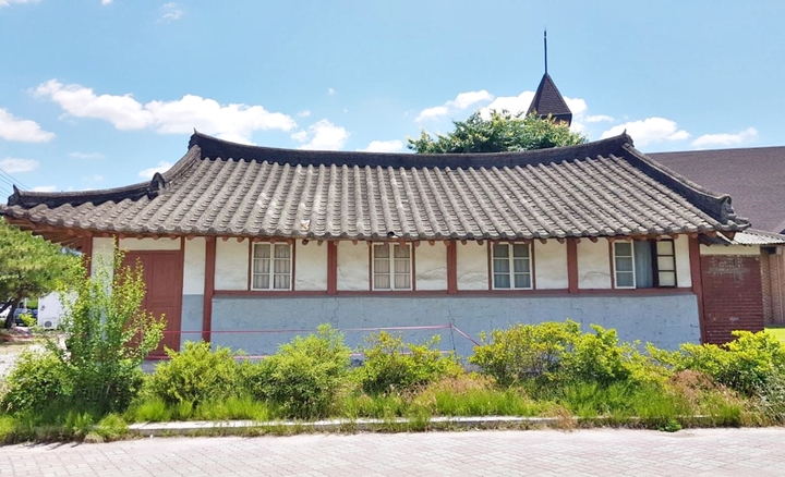 [음성=뉴시스] 강신욱 기자 = 충북 음성군 음성읍 읍내리 대한성공회 음성성당이 31일 충북도 등록문화재로 등록 예고됐다. 1923년 목조 건물로 지어진 이 건물은 대한성공회 충북지역의 선교 계보를 확인하고 독특한 한옥 성당의 토착화 단계를 보여준다. (사진=음성군 제공) 2023.03.31. photo@newsis.com *재판매 및 DB 금지