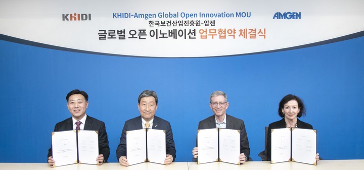 [서울=뉴시스] 암젠-한국보건산업진흥원이 최근 글로벌 오픈 이노베이션 협력 지속 및 확대를 위한 MOU를 체결했다. 왼쪽부터 암젠코리아 노상경 대표, 한국보건산업진흥원 차순도 원장, 암젠 전세계 연구개발 총괄 데이비드 리스(David M. Reese) 수석부회장, 암젠 아시아태평양 의학부 총괄 빅토리아 엘레건트(Victoria Elegant) 부사장. (사진=암젠코리아 제공) *재판매 및 DB 금지