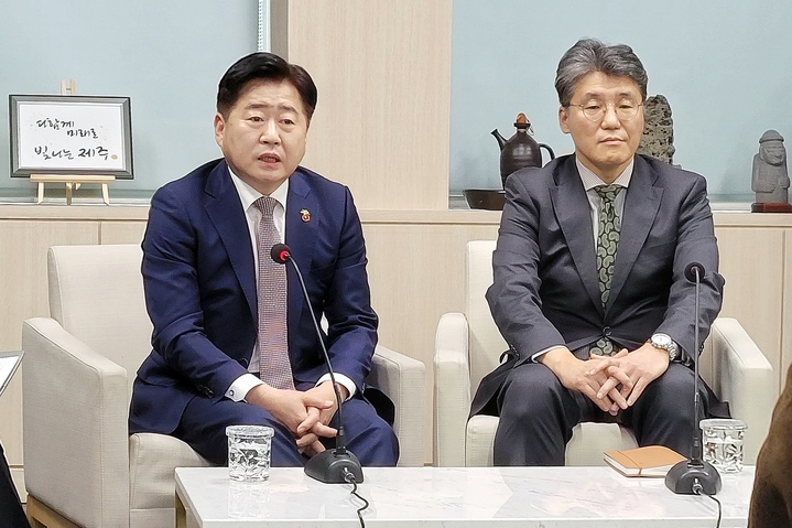 [제주=뉴시스] 이정민 기자 = 오영훈(왼쪽) 제주도지사가 31일 도청 소통회의실에서 기자들과 만나 질문에 답변하고 있다. 2023.03.31. 73jmlee@newsis.com *재판매 및 DB 금지