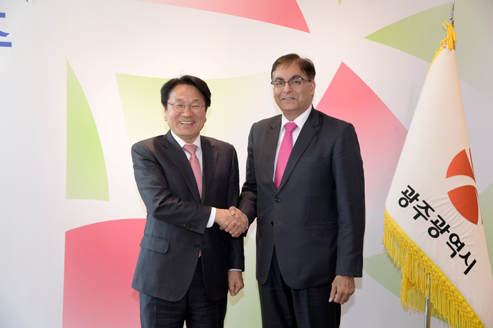 [광주=뉴시스] 강기정 광주시장이 31일 오후 시청 접견실에서 아미트 꾸마르 주한 인도대사를 접견하고 있다. (사진 = 광주시 제공) *재판매 및 DB 금지